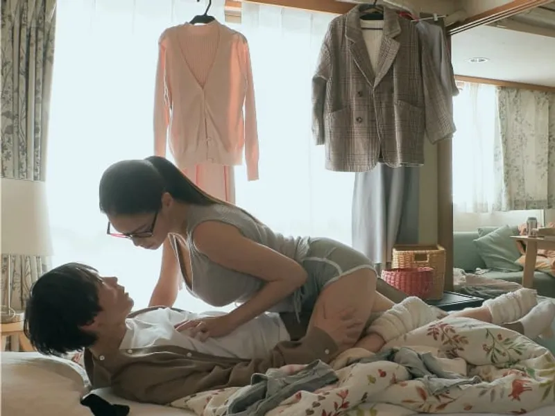 được chị nhà kề bên "an ủi" khi người tình đi ngoại tình
